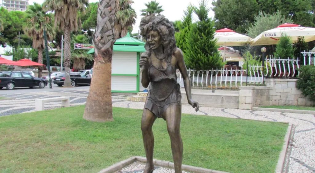 Статуята на Тина Търнър в Дуръс, Албания.