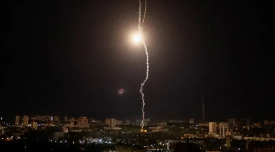 Руски удари по енергийната мрежа на Украйна, над един милион домакинства останаха без ток