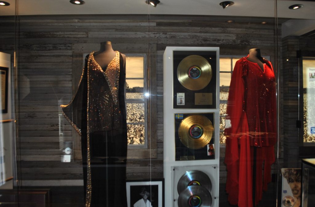 Част от личните сценични костюми и плочи на певицата в едноименния ѝ музей.