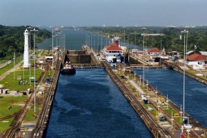 Шлюзовете-при-Гатун-Панамски-канал-Panama_Canal_Gatun_Locks