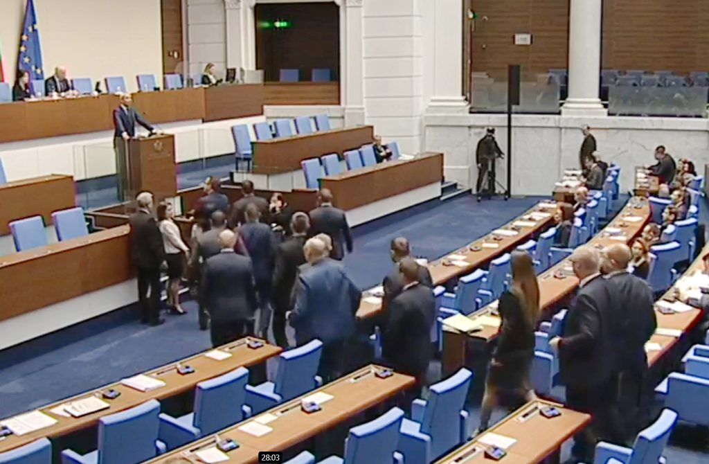 Протест в пленарната зала на "Възраждане", ИТН и БСП блокира работата на НС 10 аа