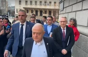 Седем часа продължават преговорите между ГЕРБ-СДС и ПП-ДБ