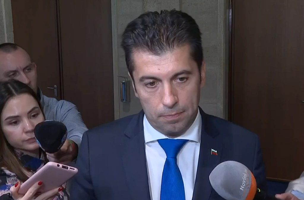 ГЕРБ трябва да избере между Пеевски и това да хвърли държавата под автобуса, заяви Петков