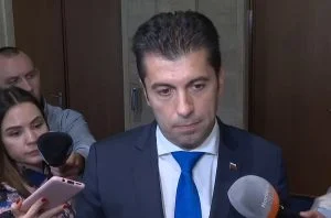 ГЕРБ трябва да избере между Пеевски и това да хвърли държавата под автобуса, заяви Петков