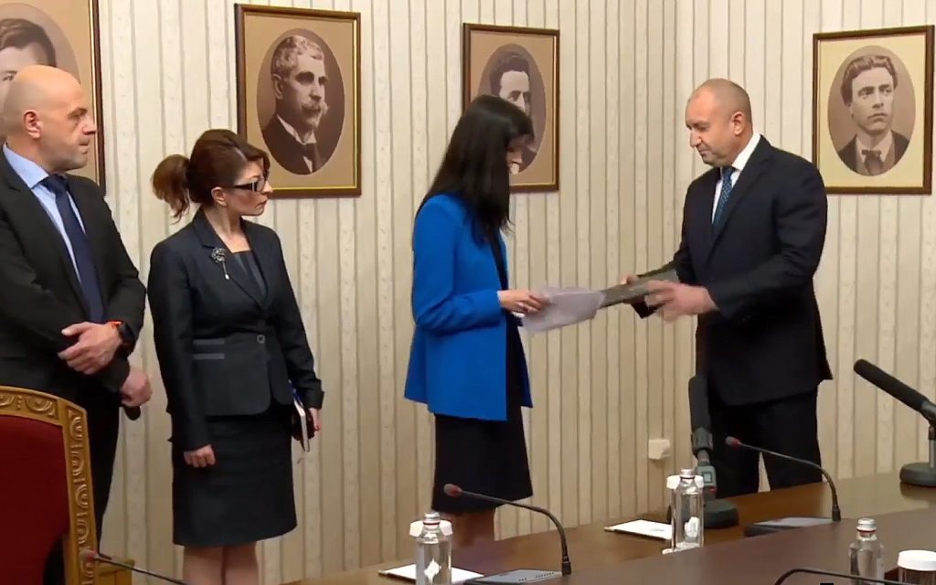 Мария Габриел върна на президента неизпълнен мандата 1 жгбхргй1