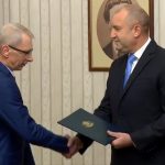 Радев връчи мандата на Николай Денков