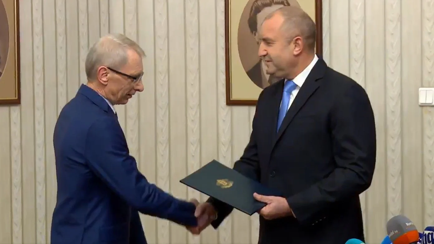 Радев връчи мандата на Николай Денков