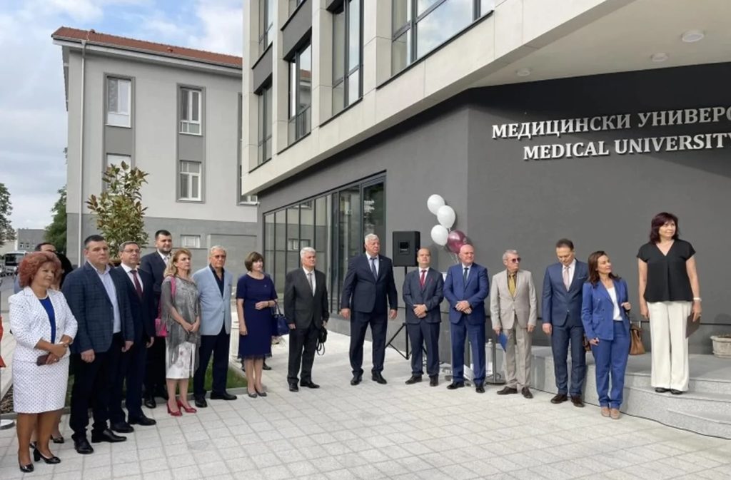 министри