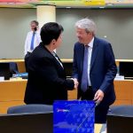 министър на финансите Людмила Петкова и еврокомисарят по въпросите на икономиката Паоло Джентилони