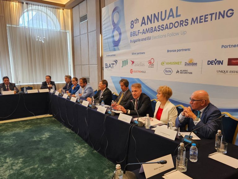 министърът на икономиката и индустрията д-р Петко Николов