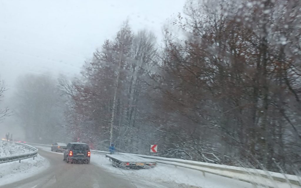 Пътищата са мокри и частично заледени, има мъгла и снеговалеж в отделни райони на страната