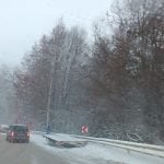 Пътищата са мокри и частично заледени, има мъгла и снеговалеж в отделни райони на страната