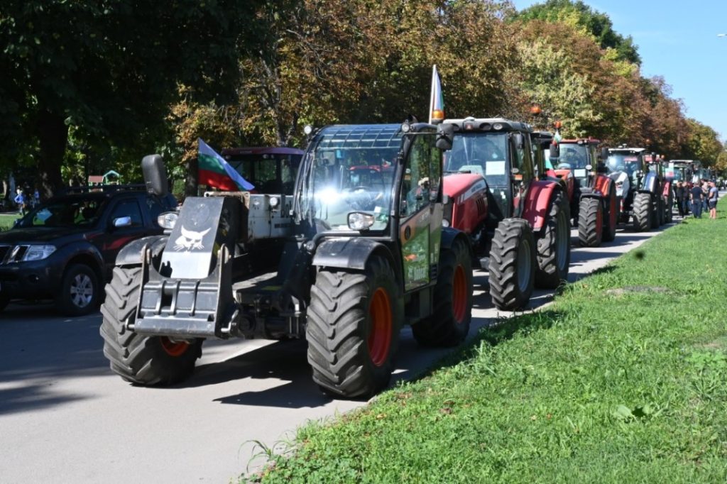 Земеделски производители блокират над 40 важни пътни артерии 6 протест