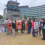 протест на сценаристи пред парламента