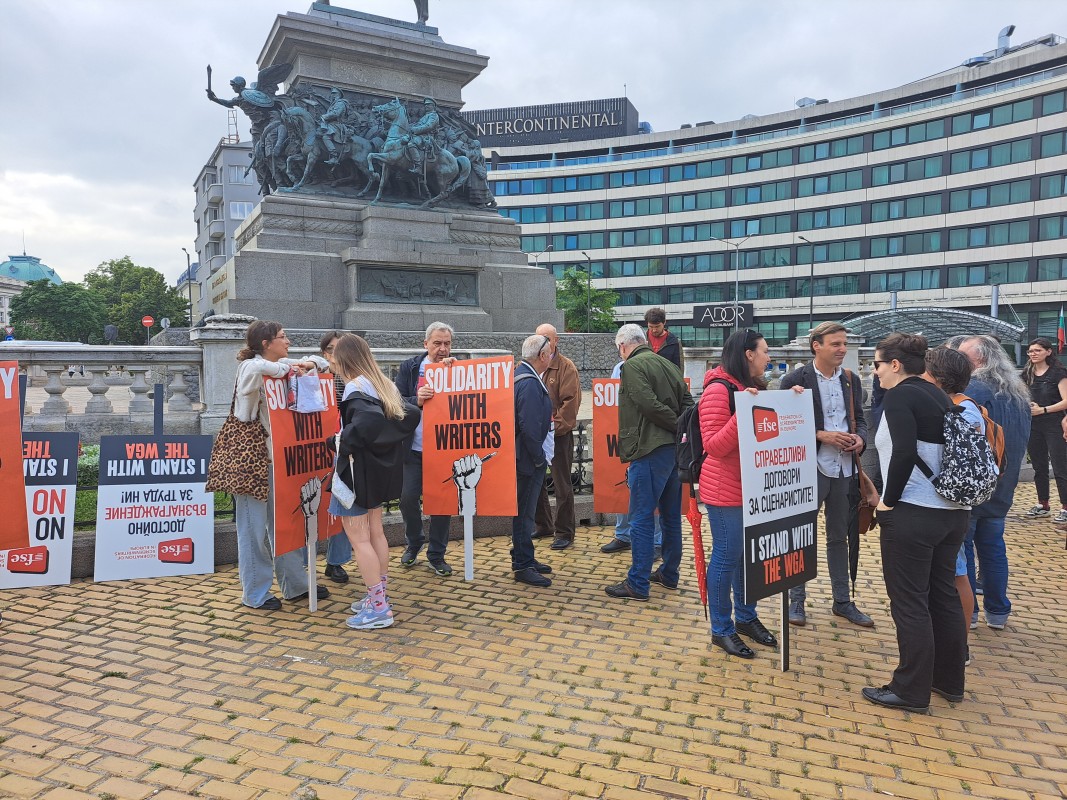 протест на сценаристи пред парламента
