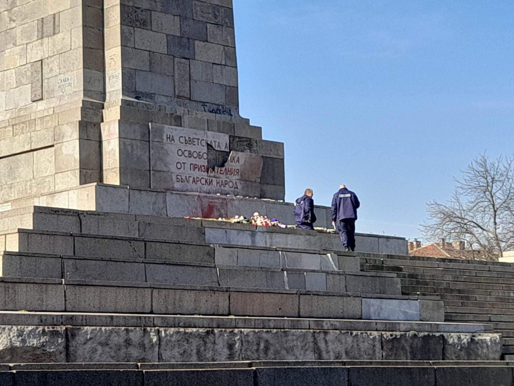 Мъж разби плочата на Паметника на съветската армия в София 8 счупена плоча