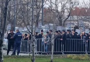 Свещеници излязоха на протест и контрапротест пред Светия синод
