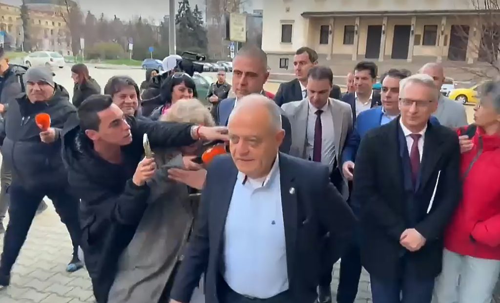 Започнаха преговорите между ГЕРБ-СДС и ПП-ДБ за съвместно управление 2 Започнаха преговорите между ГЕРБ-СДС и ПП-ДБ за съвместно управление