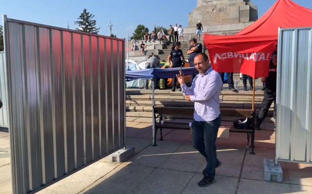 Полицията извежда хората от палатковия лагер пред Паметника на Съветската армия 7 Заграждения паметника на съветската армия