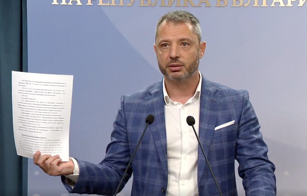 Парламент нов Делян Добрев