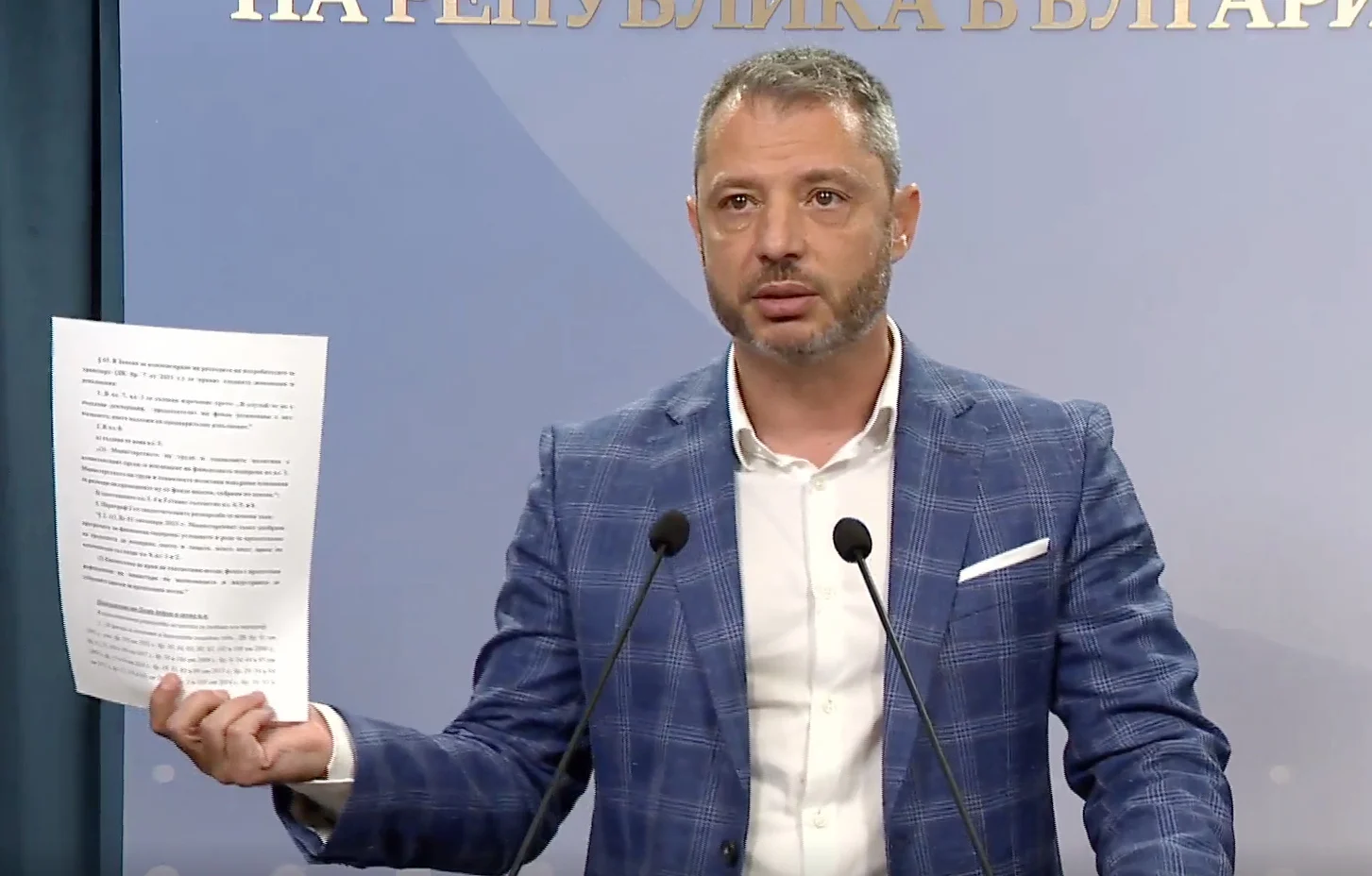 Парламент нов Делян Добрев
