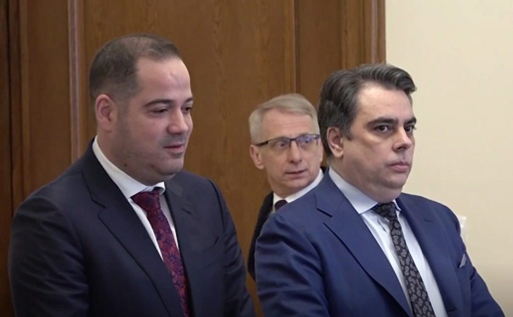 кабинетът в оставка, две министерства