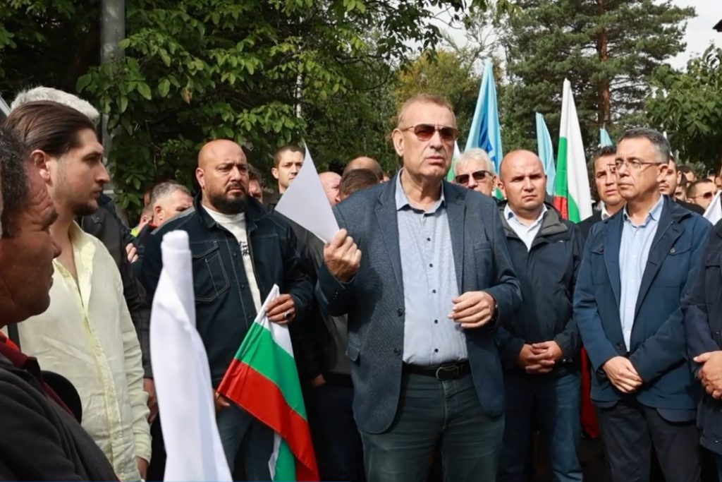 Двете фракции на ДПС са окупирали бюрото за регистрация за изборите в ЦИК