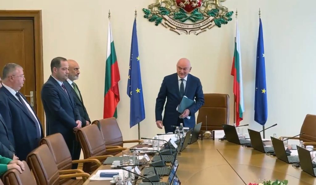 инвестиционни заеми, кабинетът, Служебното правителство