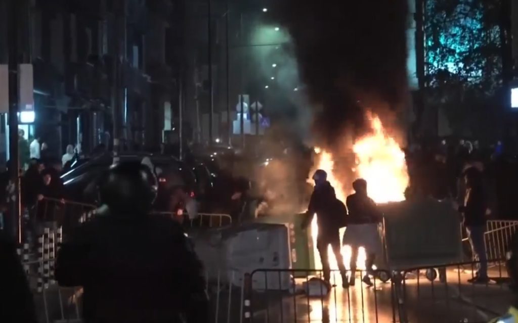Драма по време на сглобка 9 Погром протест фенове